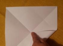słomek), kawałek plasteliny, kwadratowa kartka papieru, wykonana z połowy kartki A 4, klej, nożyczki, taśma klejąca.