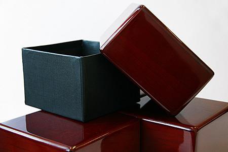ekranów dotykowych. Dołączone baterie. Pakowany w srebrne aluminiowe opakowanie upominkowe. Ilość: 110 szt. 35.