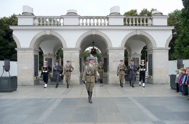 Usłyszeliśmy także wiele legend związanych z Warszawą, np. legendę o,,bazyliszku". Byliśmy też przy Grobie Nieznanego Żołnierza.