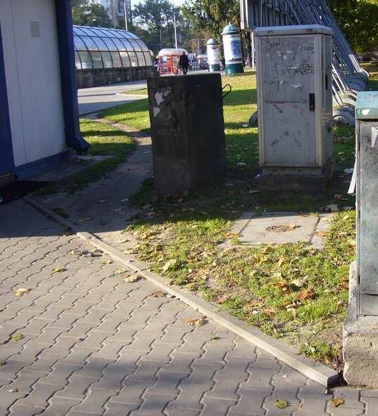 . ) Ścieżka prowadząca na skróty ominięcie kiosku, skrócenie przejścia pomiędzy przystankami Metro