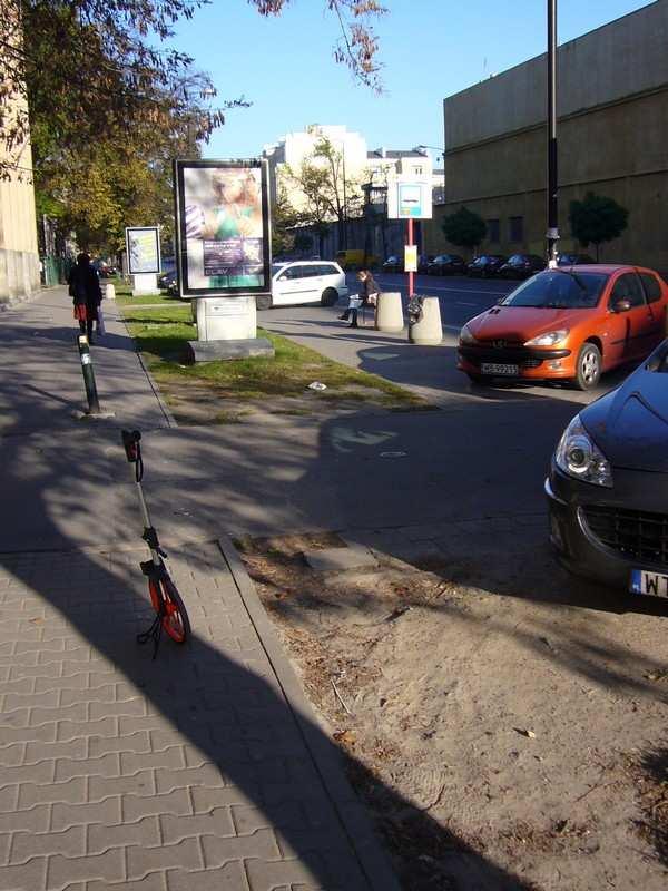 Fot.. Przystanek Metro Pole Mokotowskie 6. Fot: Małgorzata Belka, 5.. 6) Duże przestrzenie chodnikowe zachęcają kierowców do parkowania samochodów w obrębie węzła.