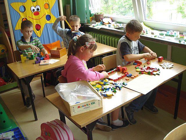 Uczniowie w czasie zabawy