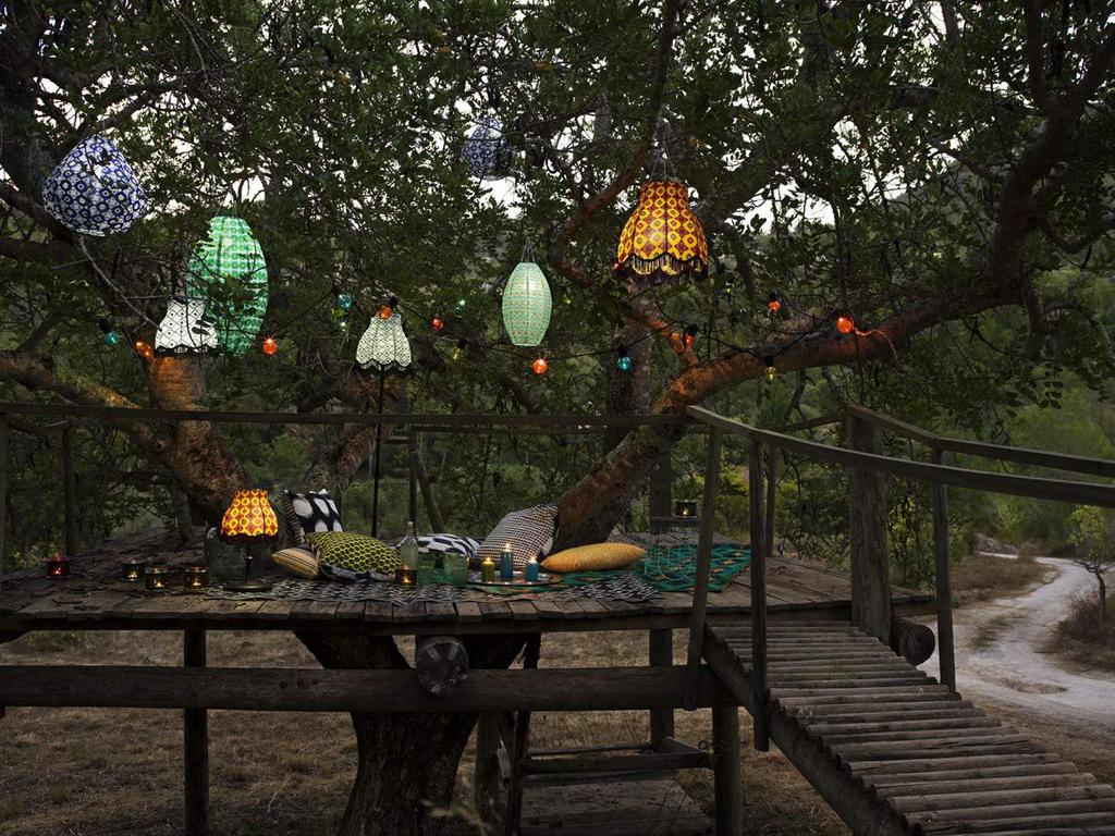MATERIAŁY PRASOWE IKEA / LUTY 2017 / 23 PH140168 SOLVINDEN lampy LED zasilane energią słoneczną, do użytku na zewnątrz. Lampa wisząca 49,99 Ø45, W45 cm. Niebieski/ biały 103.405.