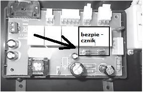 Po zdjęciu pokrywy bocznej, widoczna będzie puszka z płytką elektroniki, po jej dwóch krawędziach Znajdują się wkręty które należy