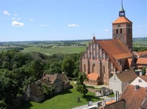 wykonany przez miejscowych artystów: Wilhelma i Karola Ludwika Biereichelów.