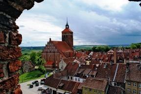 54 02'52"N 21 08'43"E na mapie:b Stary od wschodu i południa otoczony jest głębokim jarem rzeczki Sajny. Brzegi zielonej doliny spinają dwa gotyckie mosty: Niski i Wysoki, zwany też Rybackim.