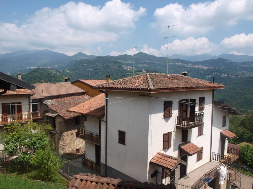 Pierwsza rodzina żyje w małej wiosce nazwanej Bedulita, położonej w dolinie Imagna, blisko Bergamo.
