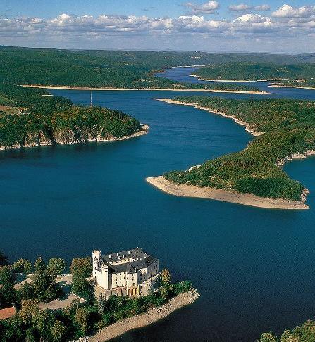 ZAMEK DOBRZISZ Piękny, kilkuskrzydłowy rokokowy zamek wzniesiono w drugiej połowie XVIII wieku