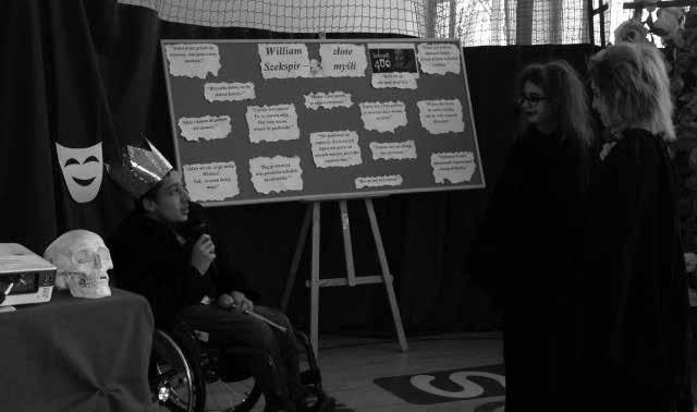 Po rzeczowym wprowadzeniu w tematykę spotkania artystyczno- -edukacyjnego zgromadzeni widzowie obejrzeli inscenizację Spotkanie z Szekspirem, a następnie prezentację multimedialną, przybliżającą