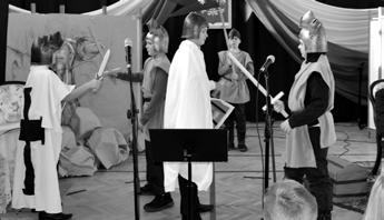 żaków. Wiele uśmiechu na twarzach gości wywołał zaprezentowany fragment W pustyni i w puszczy. Całość prezentacji zamknął fragment powieści Quo vadis.