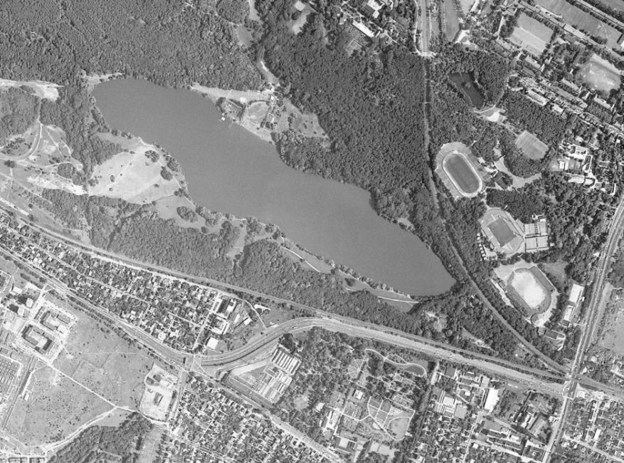 funkcjonowanie Rys. 2. Zdjęcie lotnicze Jeziora Strzeszyńskiego Fig. 2. Air photograph of the Strzeszyńskie Lake Rys.