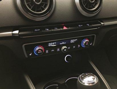 MMI navigation plus with MMI touch, MMI radio plus Pakiet Oświetlenie wnętrza Pakiet Schowek: zawiera Pakiet schowków i wyposażenia bagażnika Pakiet stylistyczny S