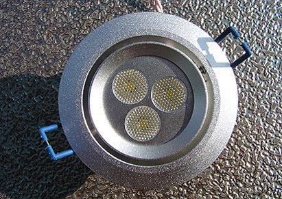 Oprawy diodowe HIGH POWER PODTYNKOWA, REGULOWANA ( maksymalny kąt regulacji-20 stopni) OBUDOWA 'KOŁO", STOP ALUMINIUM OKSYDOWANY, SREBRNY PÓŁ-MAT, SPRĘŻYNY MONTAŻOWE OPRAWA KOŁO HIGH POWER 3x1W