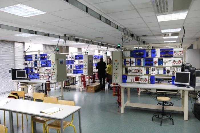 zindustrializowanym regonie Francji. Ponadto szkoła kształci uczniów w zakresie informatyki oraz obsługi klienta.