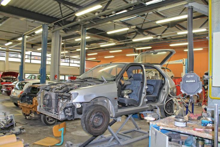Uczniowie mają do dyspozycji zaawansowane stanowiska szkoleniowe, np. z systemami symulacyjnymi hydraulicznymi, pneumatycznymi i elektronicznymi.
