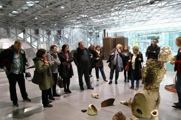 poprzez wizyty w Muzeum Sztuki i Przemysłu Saint Étienne, Centrum Design u oraz Muzeum Sztuki Współczesnej).
