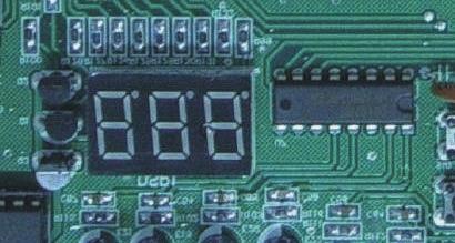 Wyświetlacz LED na płytce PCB Wyświetlacz LED na płytce PCB pokazuje stan pracy systemu oraz kody błędów.