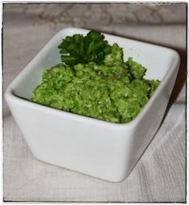 crostini z pesto z zielonego groszku Crostini w kuchni włoskiej to małe grzanki, które często są mylone z bruchettą. Różnica jednak jest zasadnicza.