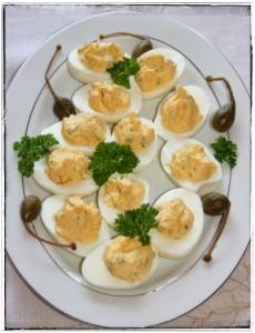 diabelskie eggs jaja - deviled Historia tej potrawy sięga Starożytnego Rzymu, gdyż to właśnie tam po raz pierwszy je serwowano. Dziś goszczą na stołach w wielu krajach Europy.