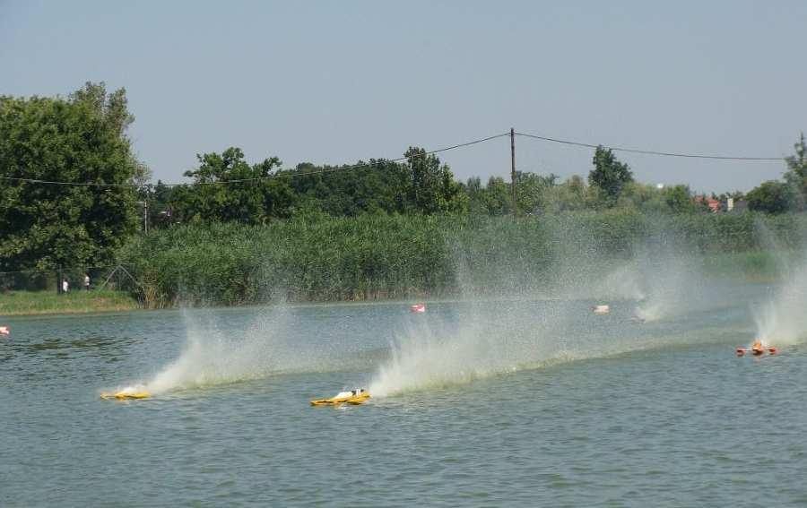 2.1. KLASA FSR H Kategoria FSR H jest podzielona na następujące grupy: Klasa FSR H 3.5 Dowolnej budowy model HYDRO* z silnikiem spalinowym zamontowanym w środku do 3.5 cc i z zewnętrznym napędem.