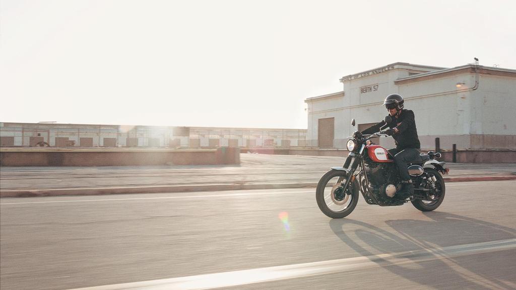 Urodzony odkrywca dróg To zupełnie nowa postać na motocyklowym podwórku. Inspirowany maszynami typu street scrambler, wywodzącymi się z lat 60., model łączy wyjątkowy design i nowoczesną technologię.