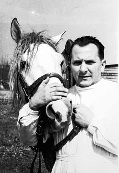 Była to dla mnie bardzo miła niespodzianka, gdyż pani Zofia zechciała nie tylko udostępnić fotografie z rodzinnego albumu, ale i podzielić się wspomnieniami o swoim ojcu.