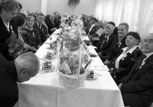 Kurier B³a owski nr 155 marzec/kwiecieñ 2017 Odznaczeni Maria i Bronisław Drewniakowie. 57 20. Bronisława i Czesław Muchowie, 21. Zofia i Janusz Muchowie, 22. Helena i Stanisław Paściakowie, 23.