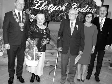 Odznaczonym Jubilatom wręczono także listy gratulacyjne, kwiaty i upominki. Moment wręczania odznaczenia został uwieczniony na pamiątkowych zdjęciach.