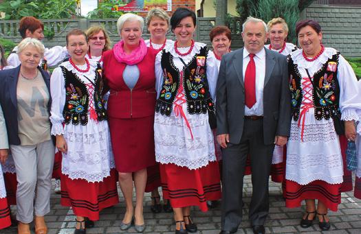 WYDARZENIA UROCZYSTOŚCI DOŻYNKOWE Dożynki powiatowe w Szczercowie rozpoczęły się przemarszem korowodu spod Urzędu Gminy do kościoła, gdzie odbyła się polowa msza dziękczynna za tegoroczne plony.
