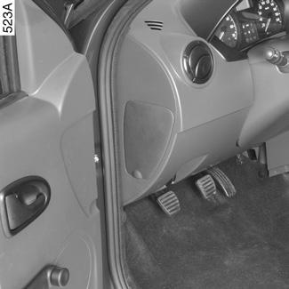 Bezpieczniki (1/3) DOBRY PRZEPALONY 2 B A 1 Bezpieczniki w kabinie W przypadku awarii któregokolwiek urządzenia elektrycznego, należy sprawdzić bezpieczniki.