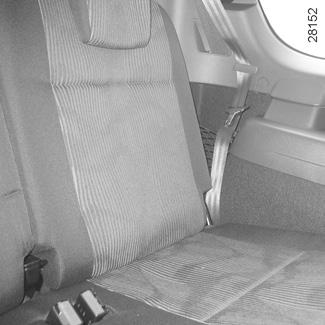 PASY BEZPIECZEŃSTWA (4/5) 17 18 A A 19 Tylne fotele w drugim rzędzie (zależnie od wersji pojazdu) Zależnie od wersji pojazdu, zdjąć taśmę pasa 17 z zaczepu A.
