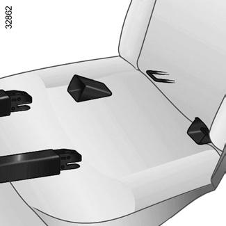 2 3 Dwa punkty mocowania 1 ISOFIX znajdują się między oparciem a siedzeniem foteli tylnych w pierwszym rzędzie i są widoczne z każdej strony pojazdu.
