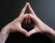ociężałość i ospałość. 8. Surabhi Mudra. Jak wykonać: Palce wskazujące, serdeczne i małe składamy tak żeby stykały się kostkami, palce środkowe wyprostowane stykają się opuszkami i tak samo kciuki.