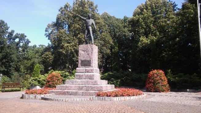 W okresie jesienno-zimowym wieże kwiatowe będą dekorowane gałązkami jodły w
