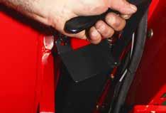 Panel zdalnego sterowania posiada joystick do obsługi funkcji zsypu. Wskaźnik pokazuje czy wirnik podający słomę pracuje.
