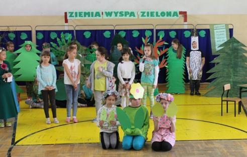 W przygotowaniach do przedstawienia wzięli udział również