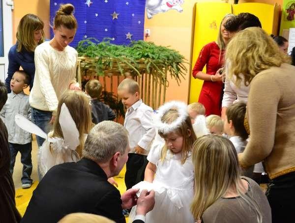 Uwielbia bawić się koleżankami lalkami (przebiera je,