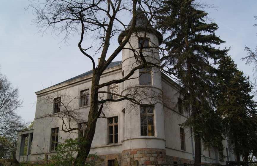 Na terenie gminy Stolno występuje szereg zabytków są to: Gorzuchowo Park dworski o pow. 1,04 ha. Wpisany do rejestru w roku 1985, Grubno Zespół dworsko-parkowy.