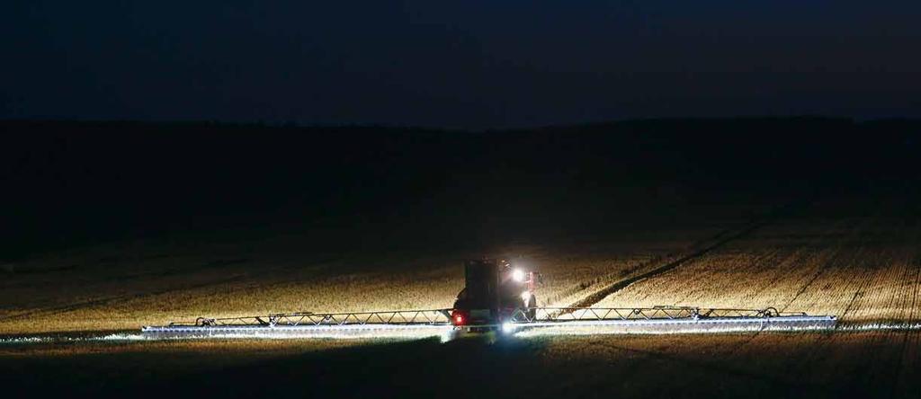 wynosi 185 litrów oleju na minutę Wystarczająca moc do tego, by nawet przy niskich obrotach silnika zasilić w olej: układ kierowniczy, pompę opryskiwacza i pracującą belkę NightLight: To optymalna