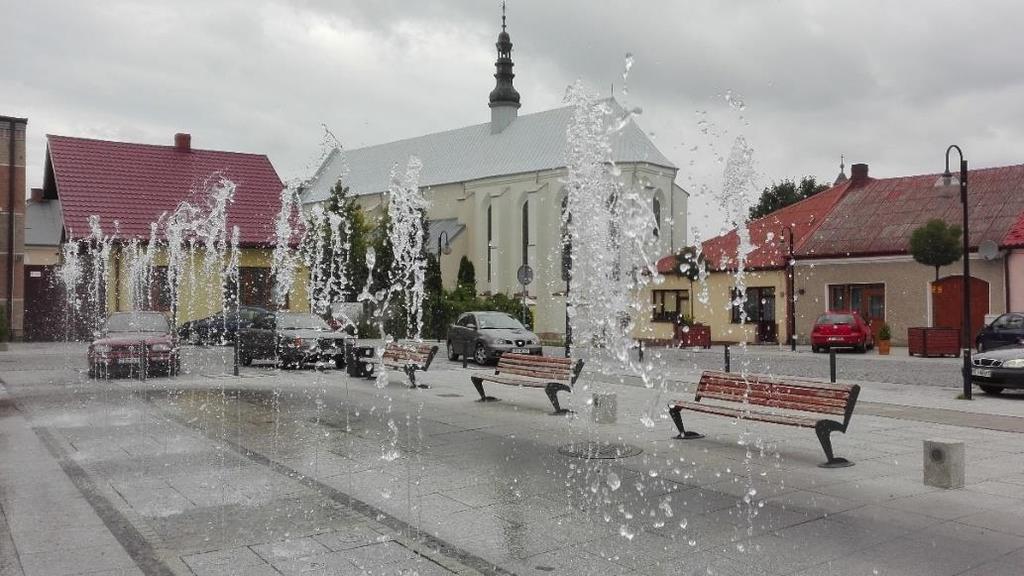 Ryc. 9. Rynek Górny w Bodzentynie Słowo animacja może wzbudzać rozmaite skojarzenia. Warto w tym miejscu sięgnąć do łacińskiego źródłosłowu: słowo anima oznacza m. in.