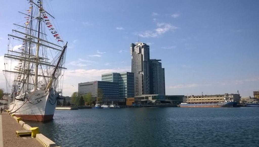 Ryc. 14. Sea Towers w Gdyni I na koniec, nie sposób nie wspomnieć o alienacji komunikacyjnej.