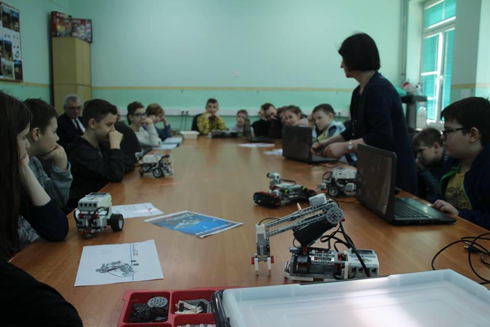 3 grupy uczniów pracują z robotami EV3 i mają za