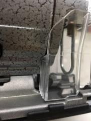 Przed zdemontowaniem / zamontowaniem osłony (11), upewnij się że urządzenie zostało odłączone od sieci elektrycznej, a także włącznik lasera (12) ustawiony był w pozycji wyłączonej.