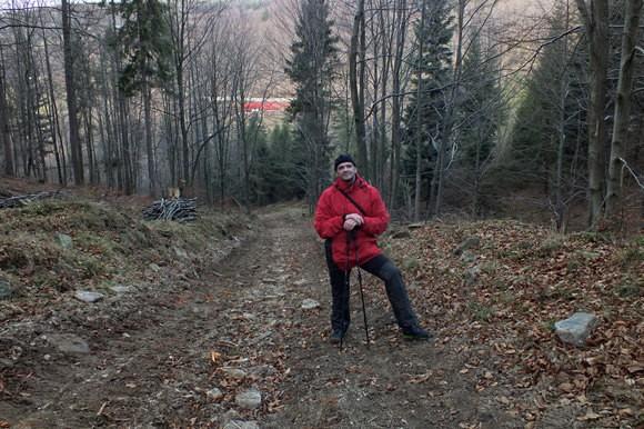 Od lewej Beskid Mały: Przełęcz Isepnicka, podejście pod Przełęcz Isepnicką z Międzybrodzia Żywieckiego (szlak zielony Doliną Isepnicką).