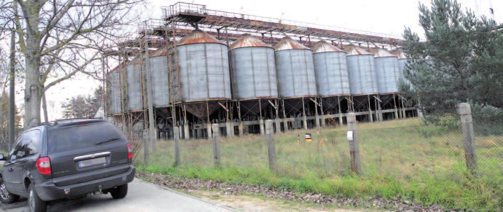 Tereny zlokalizowane są przy drodze krajowej nr S6 i stanowią jeden zwarty kompleks.
