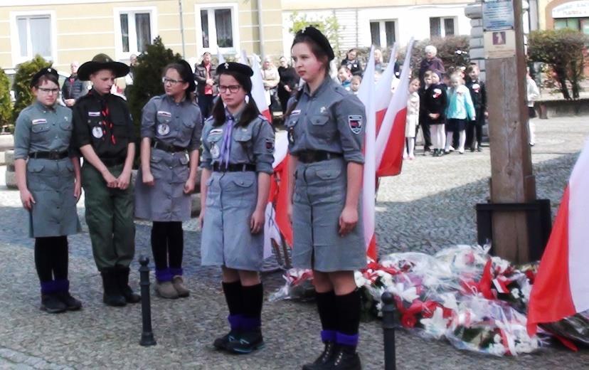 MAJ 2017 TAKIEGO MAJA, ŚLICZNEGO MAJA NIE BYŁO JESZCZE 3 maja z okazji uchwalenia Konstytucji 3-go Maja uczniowie Szkoły Podstawowej w Karlinie zaprezentowali mieszkańcom