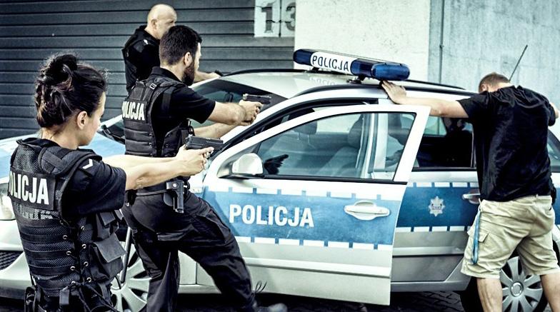 Policjantki i Policjanci Najnowszy, szósty już sezon niekwestionowanego hitu Czwórki emitowany jest aż pięć razy w tygodniu od poniedziałku do piątku o godzinie 19:00.