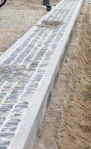 Jeżeli przylegająca do krawężnika, obrzeża lub innego opornika powierzchnia będzie układana z betonowej kostki brukowej na podsypce piaskowej, wówczas szczeliny dylatacyjne od strony kostki brukowej