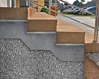 Następną czynnością jest osadzenie pierwszego/najniższego stopnia na mrozoodpornym fundamencie z chudego betonu o grubości ok. 20 cm.