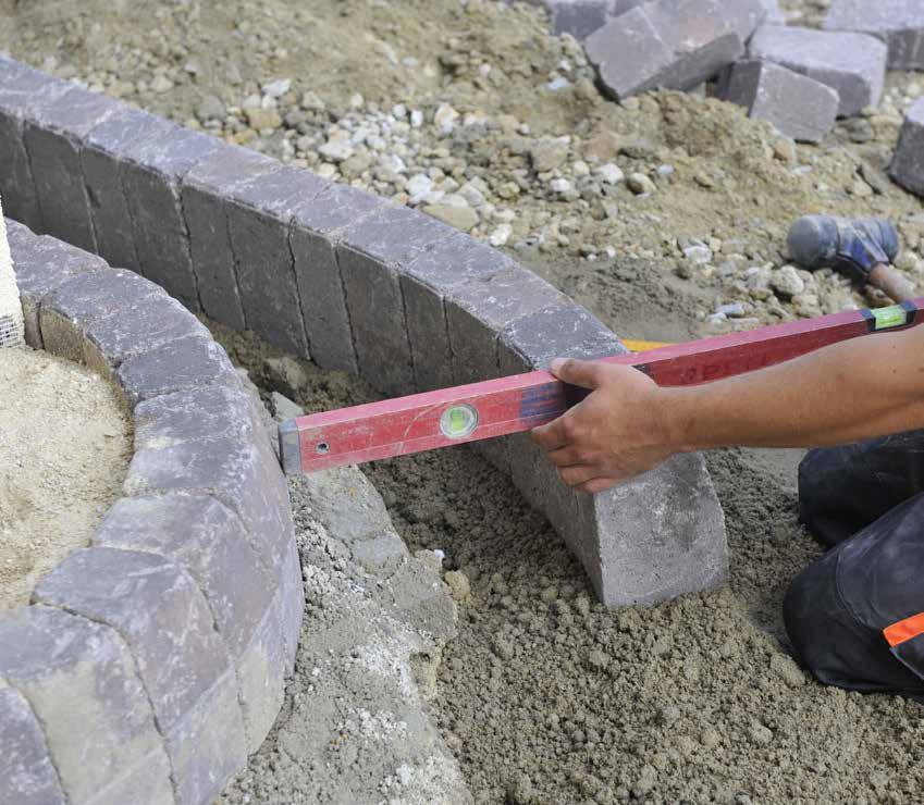 UKŁADANIE SCHODÓW ZEWNĘTRZNYCH Z KOSTKI BRUKOWEJ Pierwszym krokiem przy układaniu schodów na zewnątrz jest odpowiednie przygotowanie podłoża.